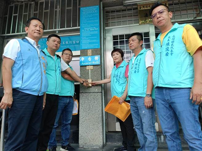 代表会主席林致安与多名代表因不满乡长魏硕卫甩锅，在公开合中影射代表会勾结光电厂商，28日现身地检署按铃申告加重诽谤，要魏硕卫给交代。（吴建辉摄）