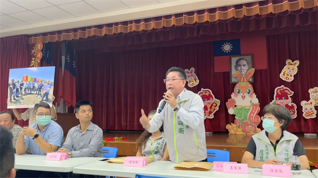 代表会主席林致安与多名代表因不满乡长魏硕卫甩锅，在公开合中影射代表会勾结光电厂商，28日现身地检署按铃申告加重诽谤，要魏硕卫给交代。（吴建辉摄）