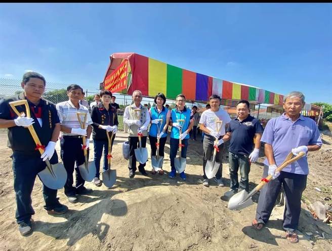 永靖乡公所2020年办理第6公墓设置太阳光电发电系统暨迁葬整地计画，同年10月11日永靖乡前乡长詹木根及多名乡民代表受邀参加标售案典礼，并拍照留下合影。（民眾提供／吴建辉彰化传真）