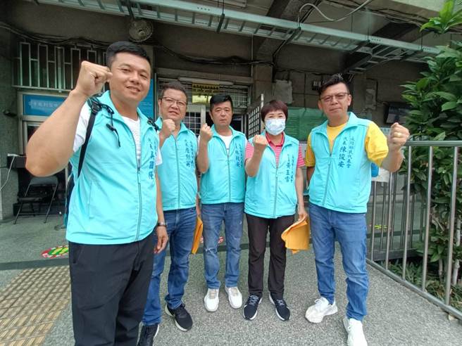 林致安（中）强调，现在魏硕卫当乡长了，不但不承担责任，只用一张照片就想甩锅给所有代表，这样对于其他代表很不公平。（吴建辉摄）