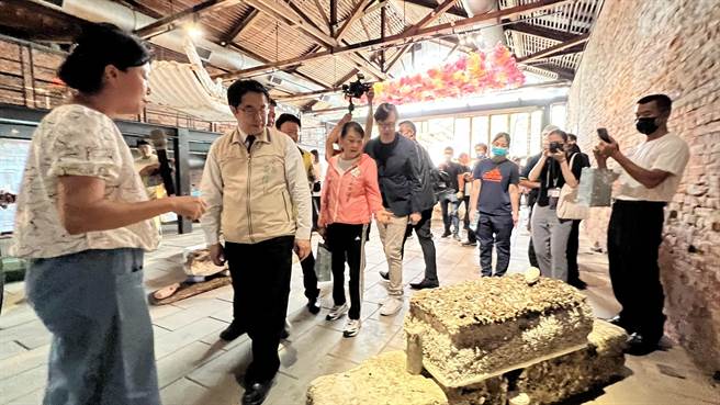 台荷跨海艺术交流特展《当海洋相遇》今天开展，台南市长黄伟哲（左二）一早前往参观。（张毓翎摄）