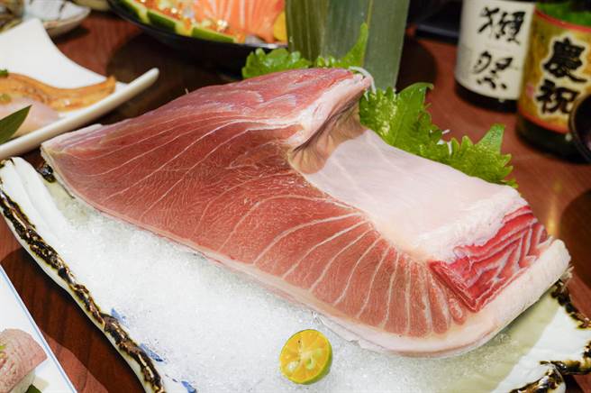 狗一下居酒食堂看好东港黑鲔鱼油脂丰厚、香气浓郁，冷食冰凉入口适合为炎夏消暑。（马辣集团提供／朱世凯台北传真）