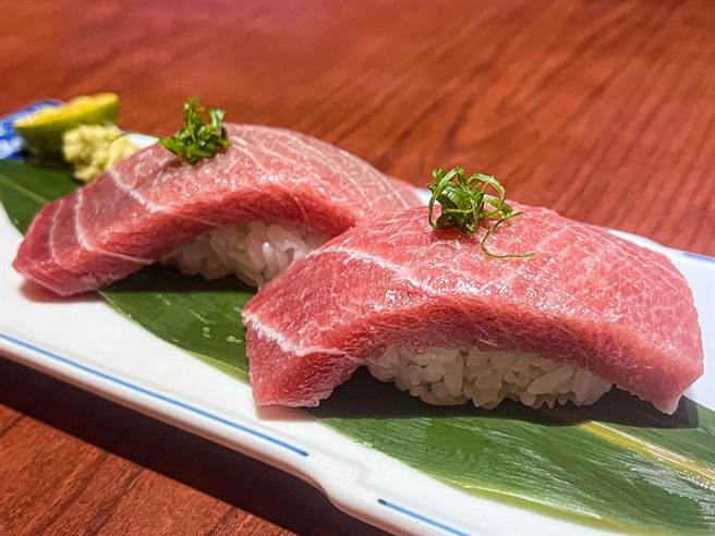 狗一下居酒食堂吃到饱1688元方案，额外加码赠送每人一份的「黑鲔鱼大腹握寿司2贯」。（马辣集团提供／朱世凯台北传真）