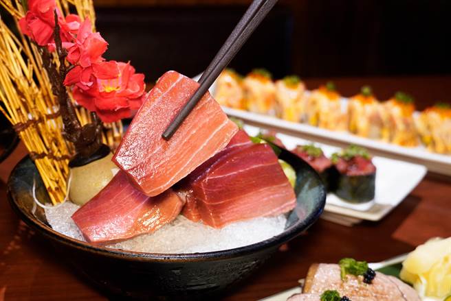 狗一下居酒食堂「黑鲔鱼刺身」让味蕾体验奢华飨宴。（马辣集团提供／朱世凯台北传真）