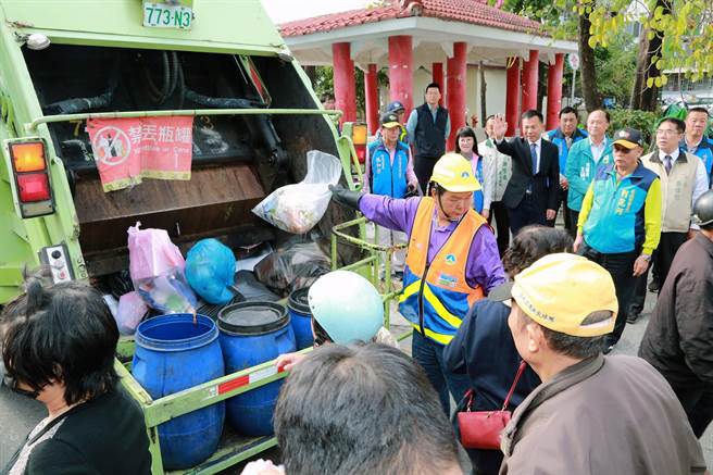台南市政府环保局拟定仁德、东区等4条路线52处地点试办定时定点收运垃圾。（市府提供／洪荣志台南传真）