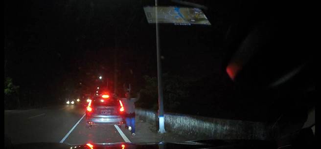 赖姓民眾在苗栗县南庄山区露营场遭蛇吻，送医途中遇警车求助帮忙开道。（读者提供／谢明俊苗栗传真）