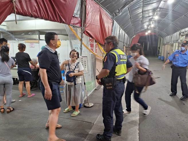 赖姓民眾在苗栗县南庄山区露营场遭蛇吻，送医途中遇警车求助帮忙开道安全抵头份为恭医院。（读者提供／谢明俊苗栗传真）