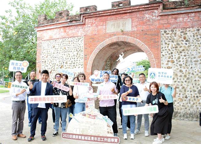 因应国际游客访台，走读屏东旧城区招募青年外语导览志工。(林和生摄)