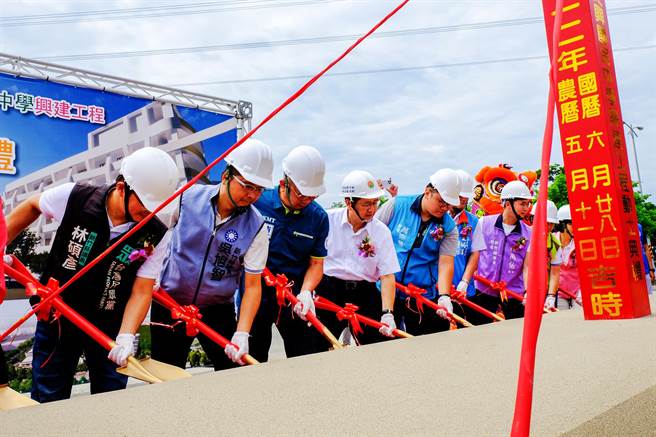 县长杨文科（左四）和县议员等民代，为文兴国中兴建工程动土。（罗浚滨摄）