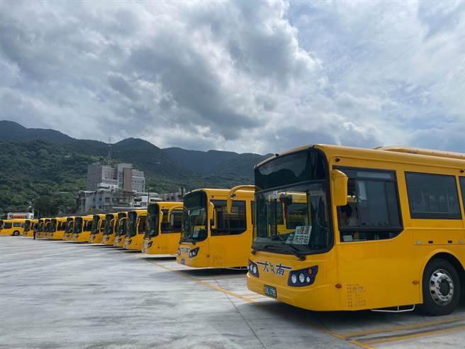 承德干线即起导入符合交通部示范计画认证的48辆电动公车并上路，为北投、士林地区首条示范型电动公车路线，同时也是全国最大的单一示范型路线车队。（刘彦宜摄）