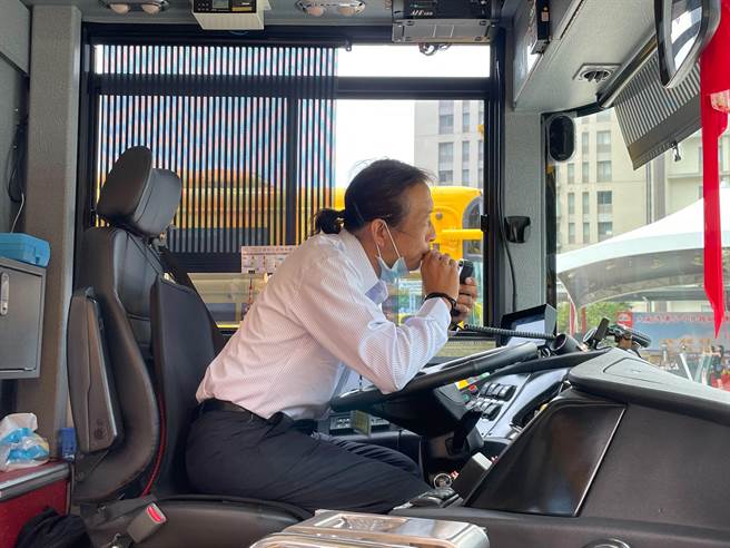 电动公车兼具环保、安全等优点，驾驶驾车前必须先吹气，确认无酒驾后，才可以发动车辆，安全载送乘客。（刘彦宜摄）