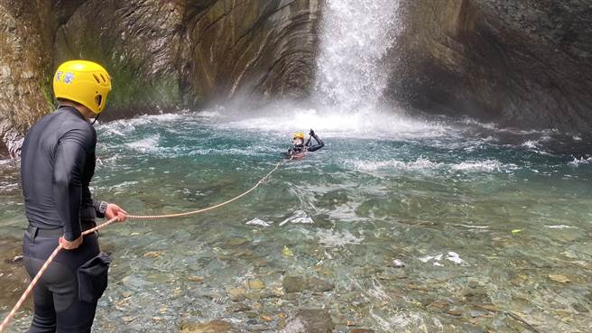 避免憾事再发生，屏县消防局重返飞龙瀑布办潜训。（屏县消防局提供）