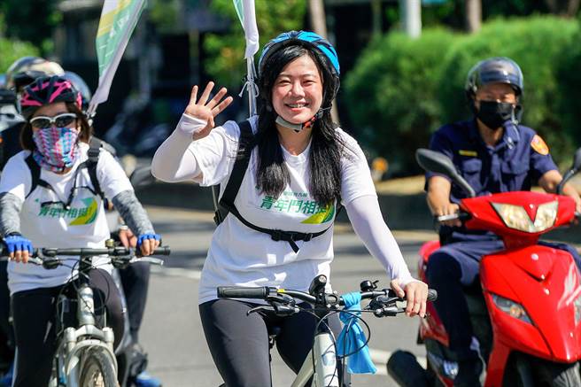 民進黨宜蘭縣議員候選人黃惠慈（中）以63票之差落選，但如縣議員莊淑如當選無效定讞，黃惠慈將遞補議員。（本報資料照片）
