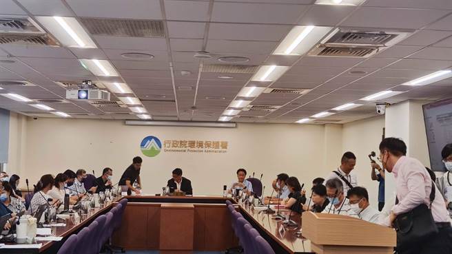 桃园八德地区人口与相关建设快速发展，但进出国道需透过北侧大湳交流道与南侧大溪交流道，交通部高工局因提出环评，拟在国三增设八德交流道，今天顺利通过环评大会。（林良齐摄）