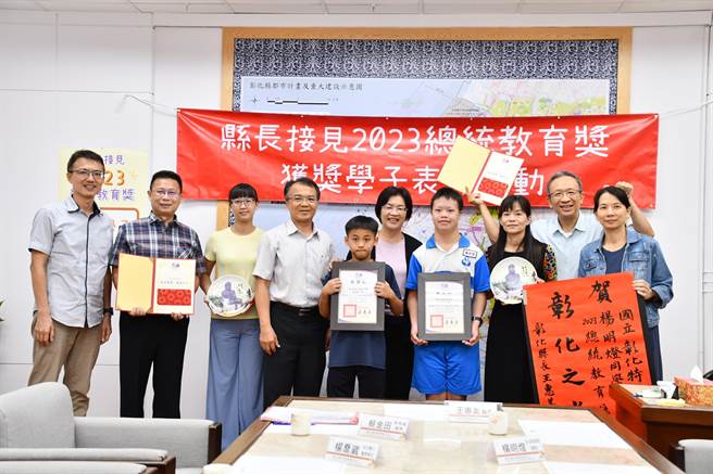 彰化县长王惠美接见表扬，并颁发奖学金各1万元给总统教育奖得主杨明灯与杨乔崴同学。（孙英哲摄）