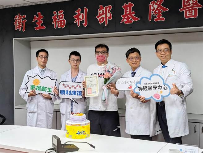 经过部立基隆医院手术及术后追踪，宋先生已恢復八成，部立基隆医院院长林三齐（右2）、副院长陈韦达（右1），送上蛋糕为宋先生庆祝重生。（张志康摄）