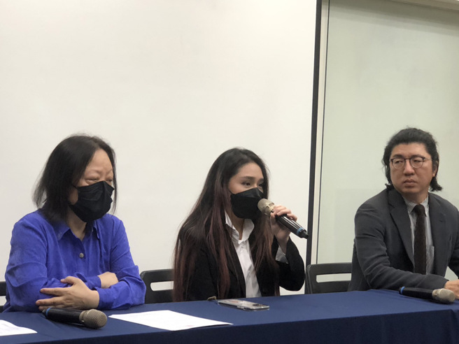 李伊妍和李母兼經紀人揭發廖峻。（圖／鄭宜熏攝影）
