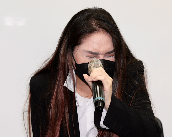 資深藝人廖峻遭小提琴女網紅李伊研控訴性騷案，李伊研（見圖）28日出面召開記者會澄清性騷始末。（郭吉銓攝）