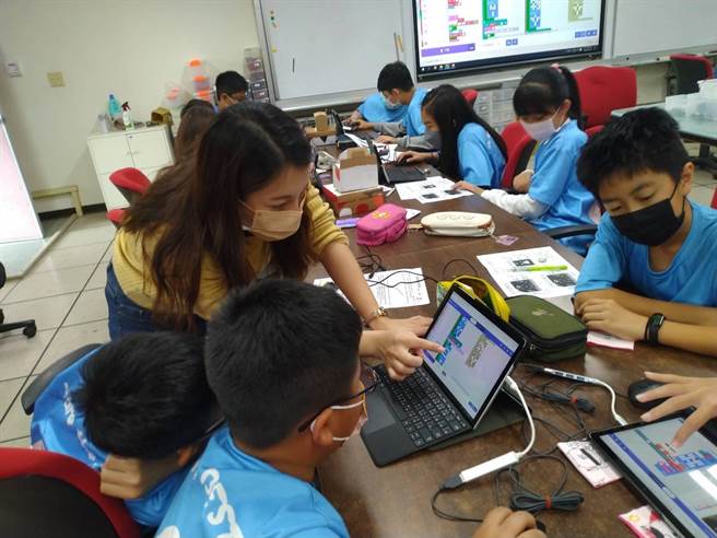 海東國小以健康餘命為主題，發展「幸扶餘生」主題跨域課程。(台南市教育局提供／曹婷婷台南傳真)