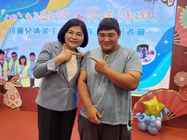 雲林縣長張麗善（左） 特別頒獎給簡華宏， 恭喜他 變成清潔公司的正式員工。（周麗蘭攝）