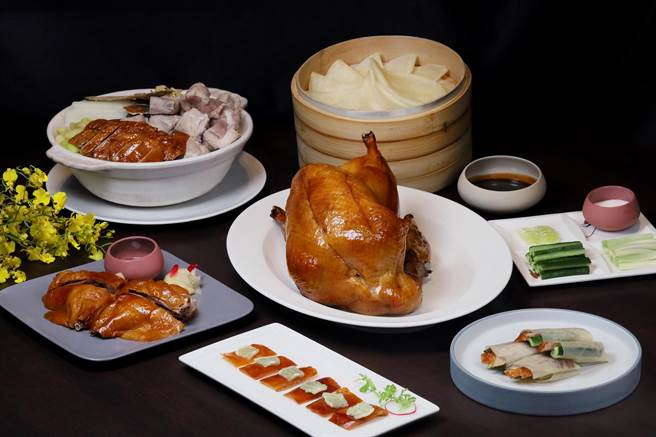 高雄万豪酒店推出片皮鸭四吃，道地好滋味掳获饕客味蕾。（万豪提供）