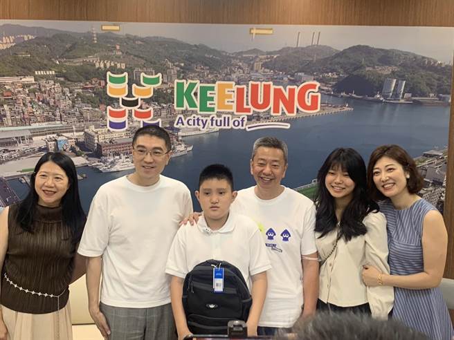 ▲基隆市长谢国梁（左二）与教育处长刘美兰接见表扬荣获「2023总统教育奖」的张闻竺同学（左三）以及其父母和姊姊一家人，并致赠背包祝福闻竺学习成长一切顺利。（徐佑升摄）