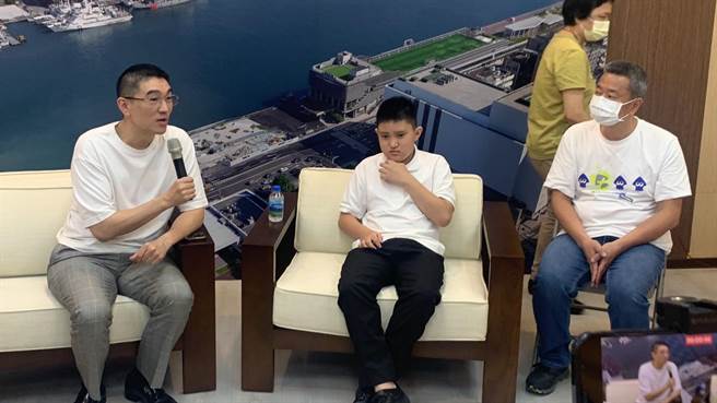 ▲基隆市长谢国梁（左）表示，同样身为有特殊需求的父母，他非常感同身受，也非常佩服张闻竺（中）的毅力。市府会努力协助更多需要的孩子与父母，让他们发光发热。（徐佑升摄）