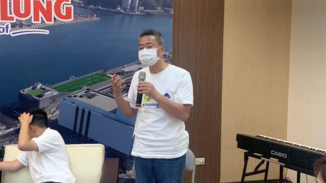 ▲张闻竺的父亲张纪纲与太太本来都在打拼事业，但为了闻竺选择放下事业，全心陪伴他成长。张也很感谢学校与政府的协助，让闻竺能够与同学一同上课、打球，非常感动。（徐佑升摄）