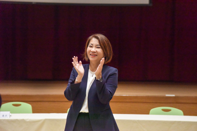 屏东县长周春米对闯进国防部高中仪队决赛的学生喊话，要展露霸气！(图取自周春米脸书)