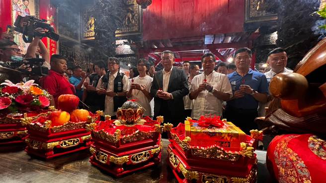 民眾党主席柯文哲今天下午偕同前立委蔡壁如到镇澜宫参香。（陈淑娥摄）