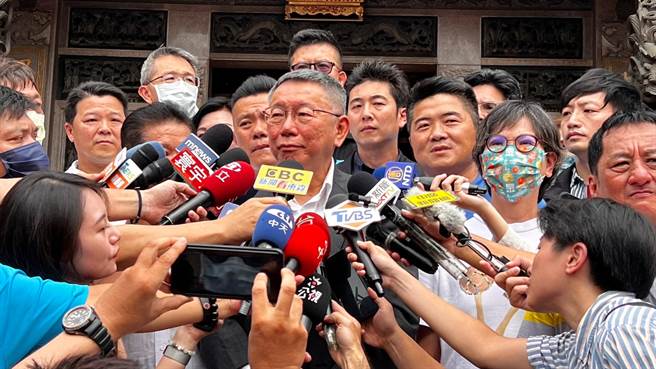 民眾党主席柯文哲今天下午到镇澜宫参香。（陈淑娥摄）