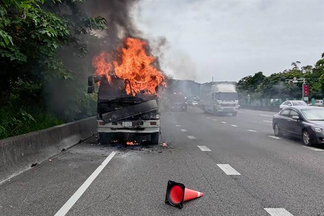 国1北上宝山路段发生火烧车现场。（新竹县消防局提供／罗浚滨新竹传真）