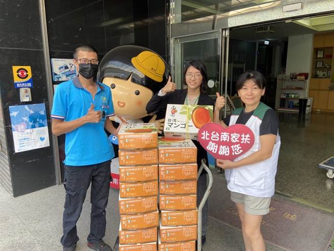 台南芒果今年豐收，台南市政府捐30盒芒果給北台南家扶中心運用。（台南市政府提供／張毓翎台南傳真）