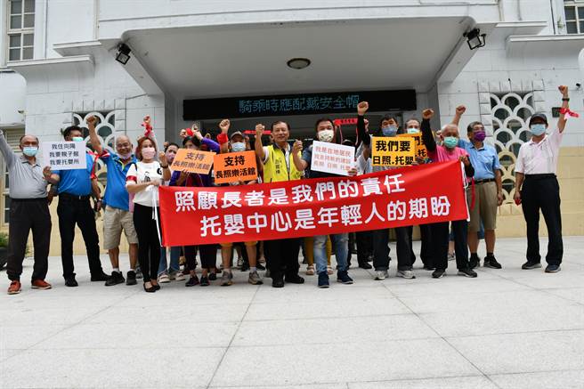 彰化市向阳里长游宽栋（中穿黄背心者）与数十名赞同兴建长照乐活馆的里民在公所前表达立场。（彰化市公所提供／孙英哲彰化传真）