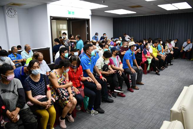 近百名支持与反对的里民在彰化市代表会旁听。（彰化市公所提供／孙英哲彰化传真）