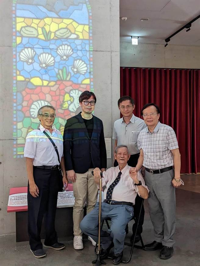 陈坤发(前排坐者)捐赠逾4000件贝壳作品给左镇化石园区典藏。(左镇化石园区提供／曹婷婷台南传真)