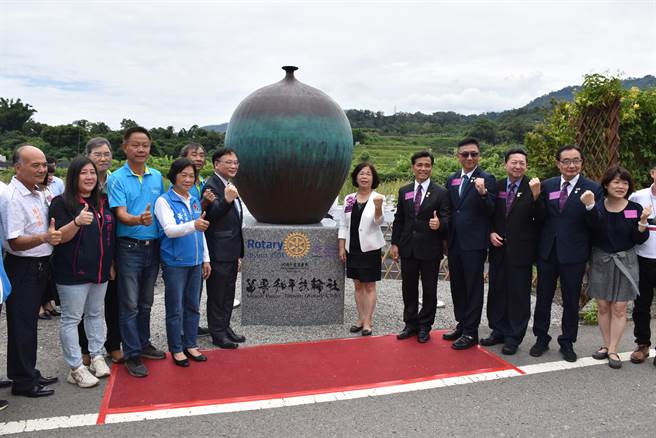 苗栗縣大湖鄉台3線上新設「幸福平安」造景藝術小口瓶，28日舉行揭幕儀式。（謝明俊攝）