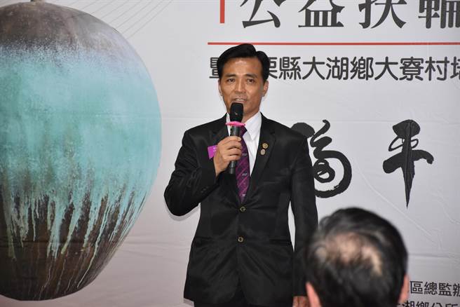 苗栗縣大湖鄉台3線上新設「幸福平安」造景藝術小口瓶，是由苗栗縣陶藝名家李仁耀創作。（謝明俊攝）