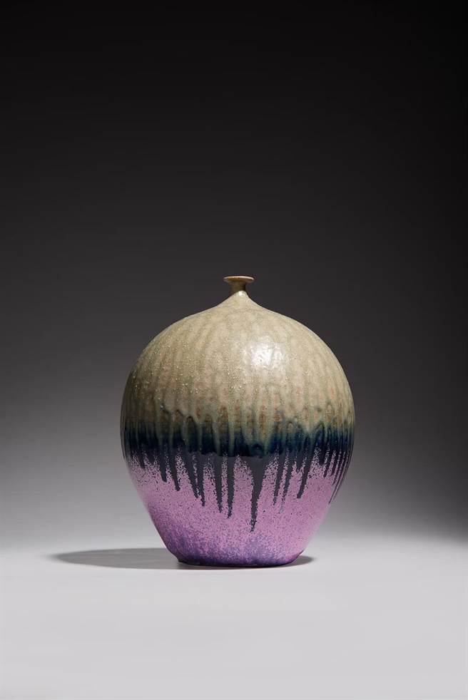 苗栗縣大湖鄉台3線上新設「幸福平安」造景藝術小口瓶，原作是由苗栗縣陶藝名家李仁耀創作。（李仁耀提供／謝明俊苗栗傳真）