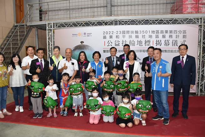 苗栗縣大湖鄉台3線上新設「幸福平安」造景藝術小口瓶，28日舉行揭幕儀式。（謝明俊攝）