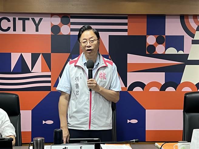 桃园市长张善政今主持市政会议分享年轻时在暑假参加救国团、登山社活动。（蔡依珍摄）