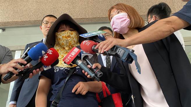 台中五亿高案，赖母委托律师提出婚姻无效之诉28日下午召开民事调解庭，调解破局后，赖母怒喊夏男名字，直指「你是做了什么伤天害理的事才不敢出庭？」。（冯惠宜摄）