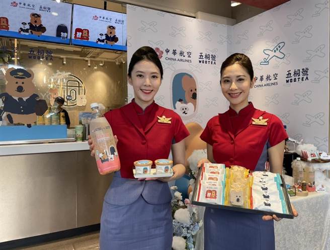 华航与五桐号合作推出多款机上限定甜点，以五桐号饮品特制、吃的到Q弹小晶球的「芒果甘露雪酪冰淇淋」，及「伯爵柑橘造型达克瓦兹」。（华航提供）