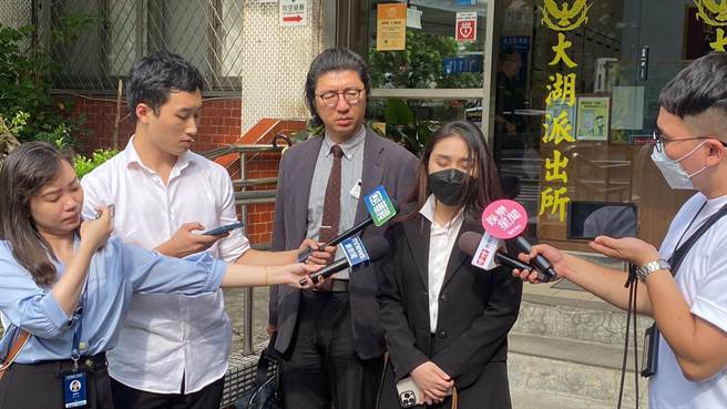 网红李伊妍（右二）在派出所前受访。（民眾提供／胡欣男台北传真）