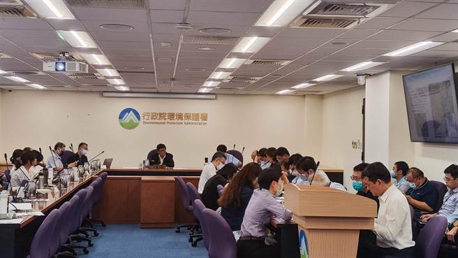 力能电力及星台风电提出「芳苑地区陆域风力发电开发计画」，但因区域涉及保育类鸟类大杓鹬唯一度冬地，引发农委会及彰化县政府忧心，盼在选址就远离此区域，最后决议退回小组续审，等同续命再审查。（林良齐摄）