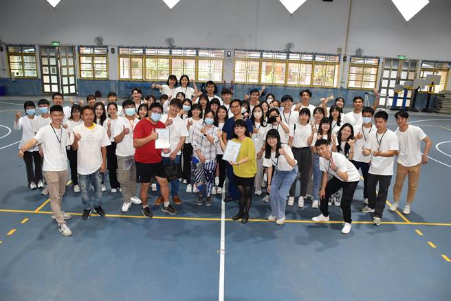 北医大口腔卫生医疗服务队28日上午替苗栗县大湖乡南湖国小学生举办牙齿健检。（谢明俊摄）