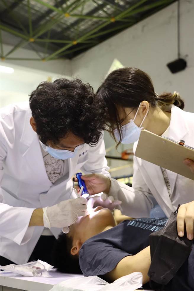 北医大口腔卫生医疗服务队28日上午替苗栗县大湖乡南湖国小学生举办牙齿健检治疗。（北医大口腔卫生服务队提供／谢明俊苗栗传真）