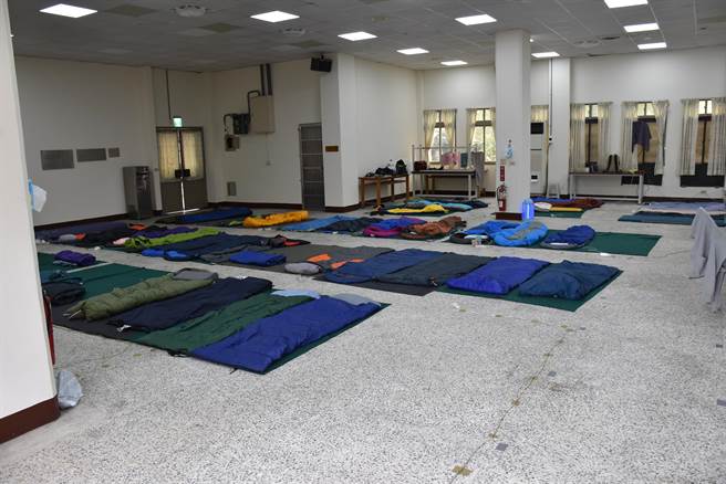 北医大口腔卫生医疗服务队进驻苗栗县大湖乡1周服务偏乡小朋友及长辈，直接在活动中心打地铺睡觉。（谢明俊摄）