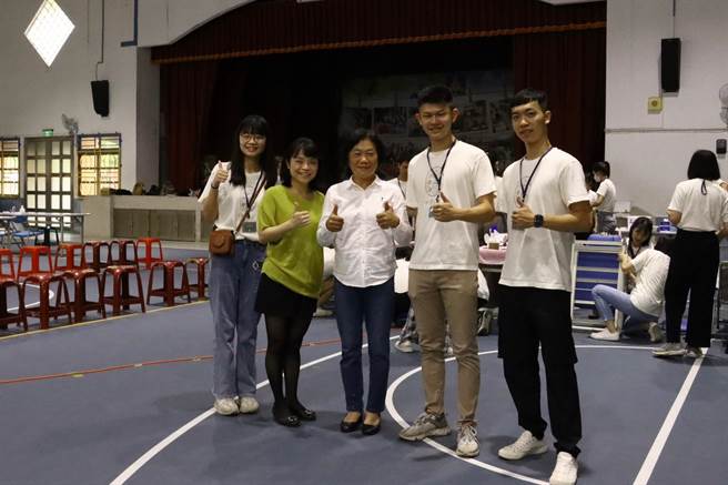 北医大口腔卫生医疗服务队28日上午替苗栗县大湖乡南湖国小学生举办牙齿健检治疗，南湖国小校长邱慧玲感谢不已。（北医大口腔卫生服务队提供／谢明俊苗栗传真）