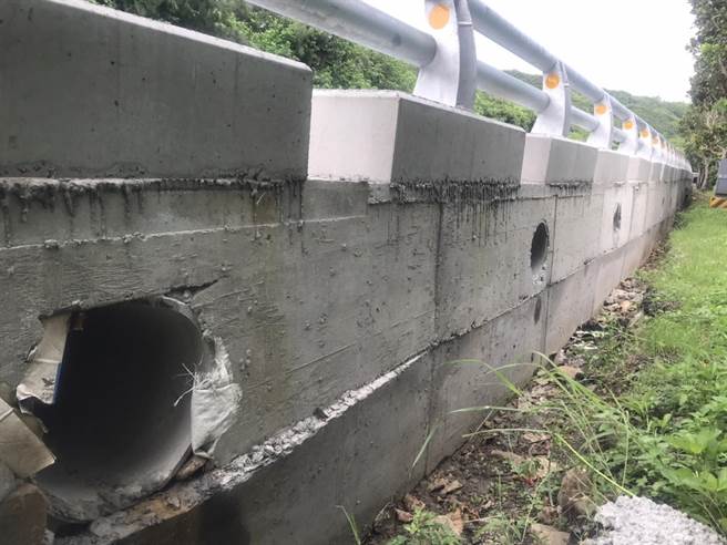 垦管处28日宣布台26线2处「护蟹廊道」将在陆蟹繁殖季前启动试用，并以趋光性的设计降低繁殖失败率。（谢佳潾摄）